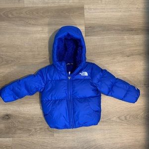 Warm Down North Face 2T/2B hooded winter jacket with fleece lining.